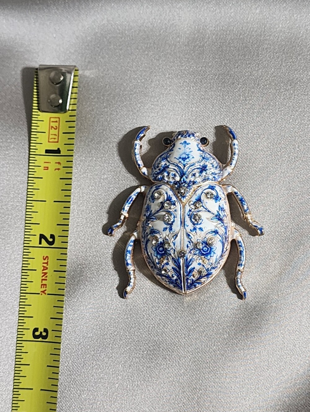 ✨️🪲 Vintage Blue & White Porcelain Beetle Brooch​ - Picture 3 of 4